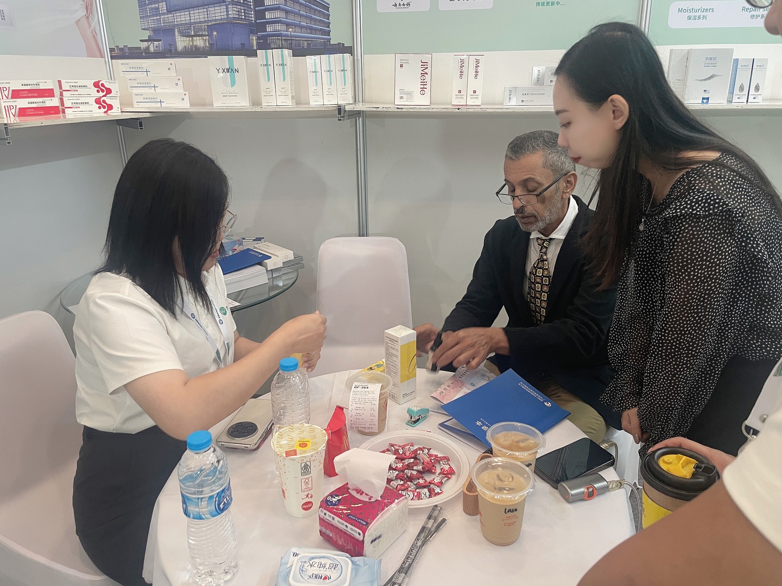 Meeting with overseas clients at HP Biotech exhibition booth