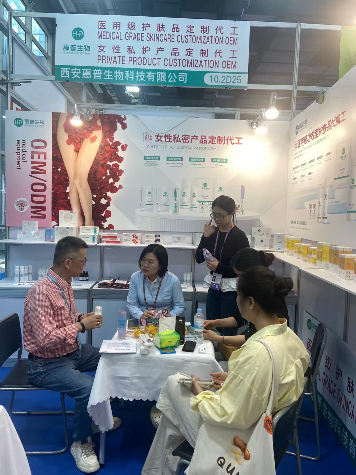 Product discussion with global clients at trade show